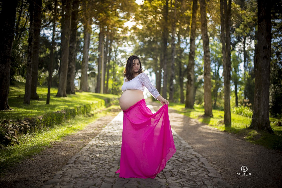 A GESTANTA SEGURA A SAIA PARA AS FOTOS EXTERNAS