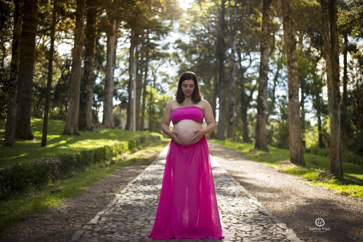 A GESTANTE OLHA A BARRIGA NO ENSAIO EXTERNO DE GESTANTE