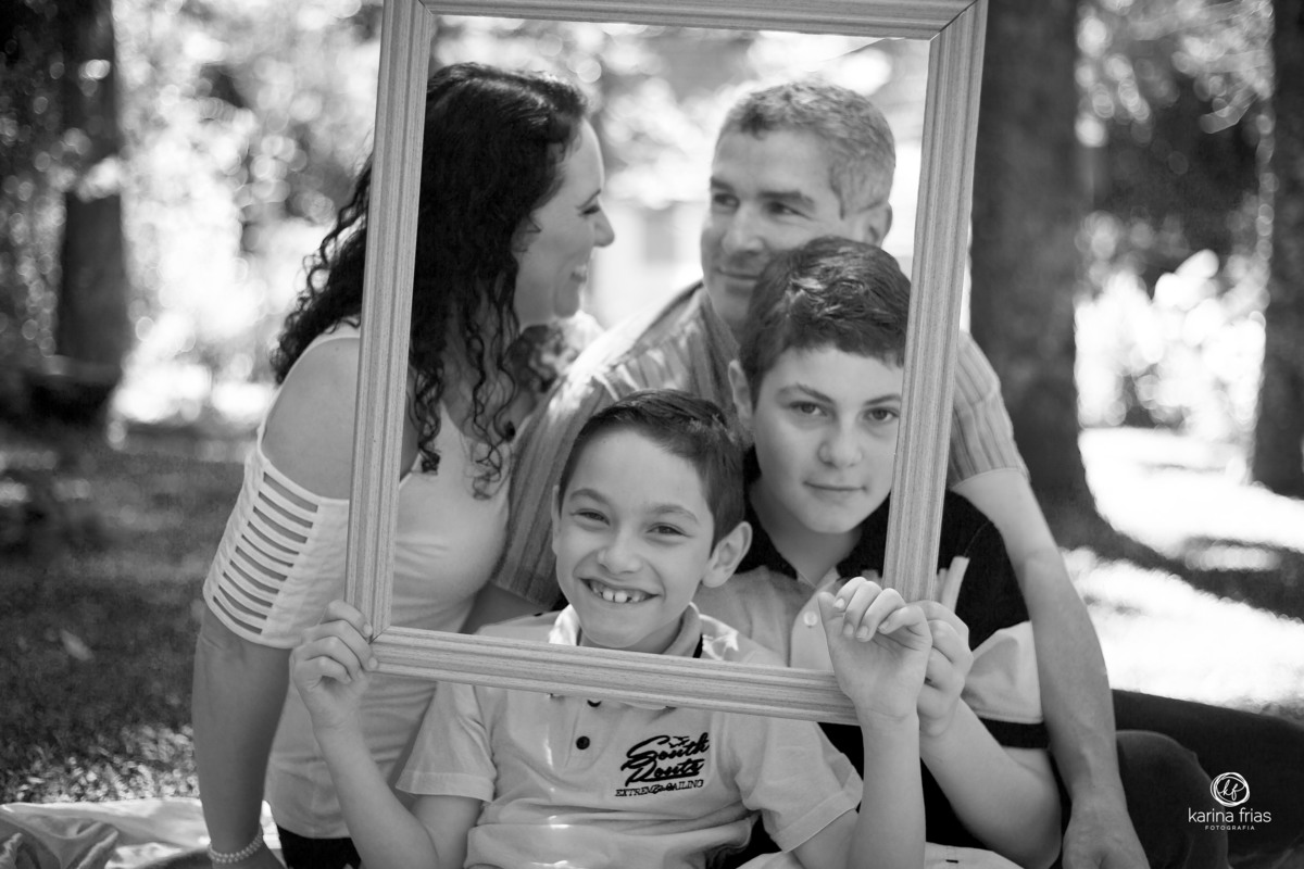 OS PAIS SE OLHAM DURANTE O ENSAIO EXTERNO DE FAMILIA