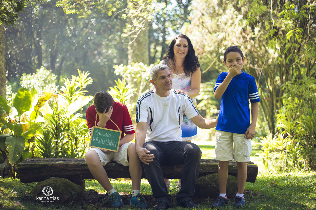O IRMAO MAIS NOVO SORRI PARA O MAIS VELHO NO ENSAIO EXTERNO