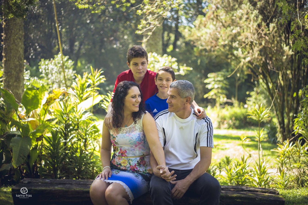 A FOTOGRAFA DE FAMILIA DE CAXIAS DO SUL, KARINA FRIAS REGISTRA A FAMILIA EM MOMENTO DESCONTRAIDO