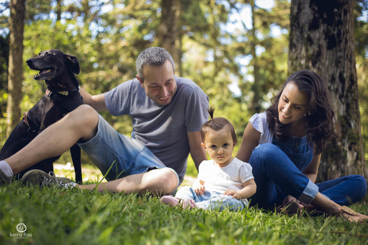 os pais levaram a cachorrinha para o ensaio de familia externo