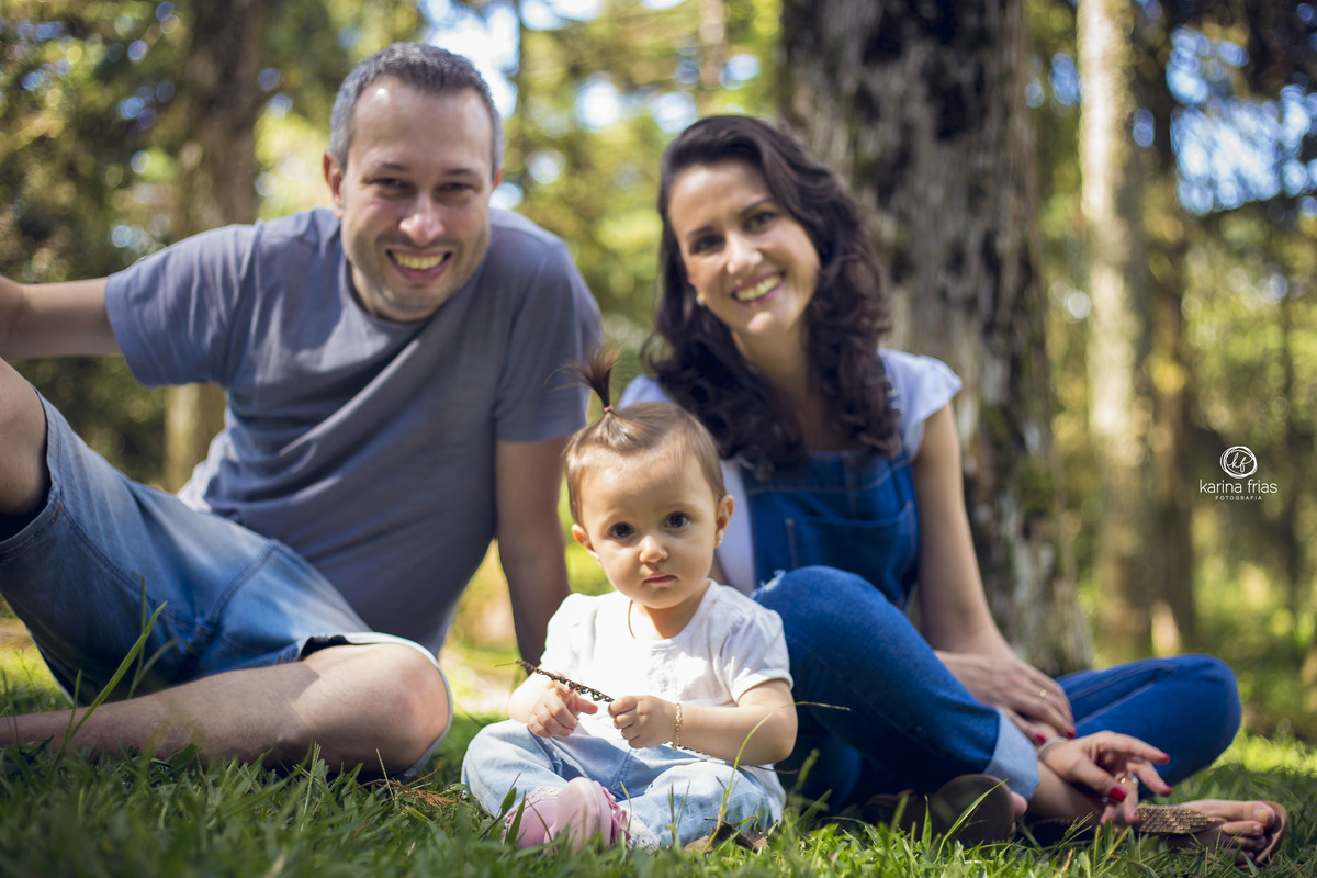 a criança mexe no mato durante o ensaio de familia