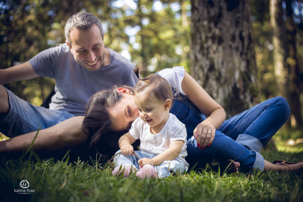 a mãe brinca com a filha enquanto a fotografa de familia, karina frias de caxias do sul-rs regsitra o momento