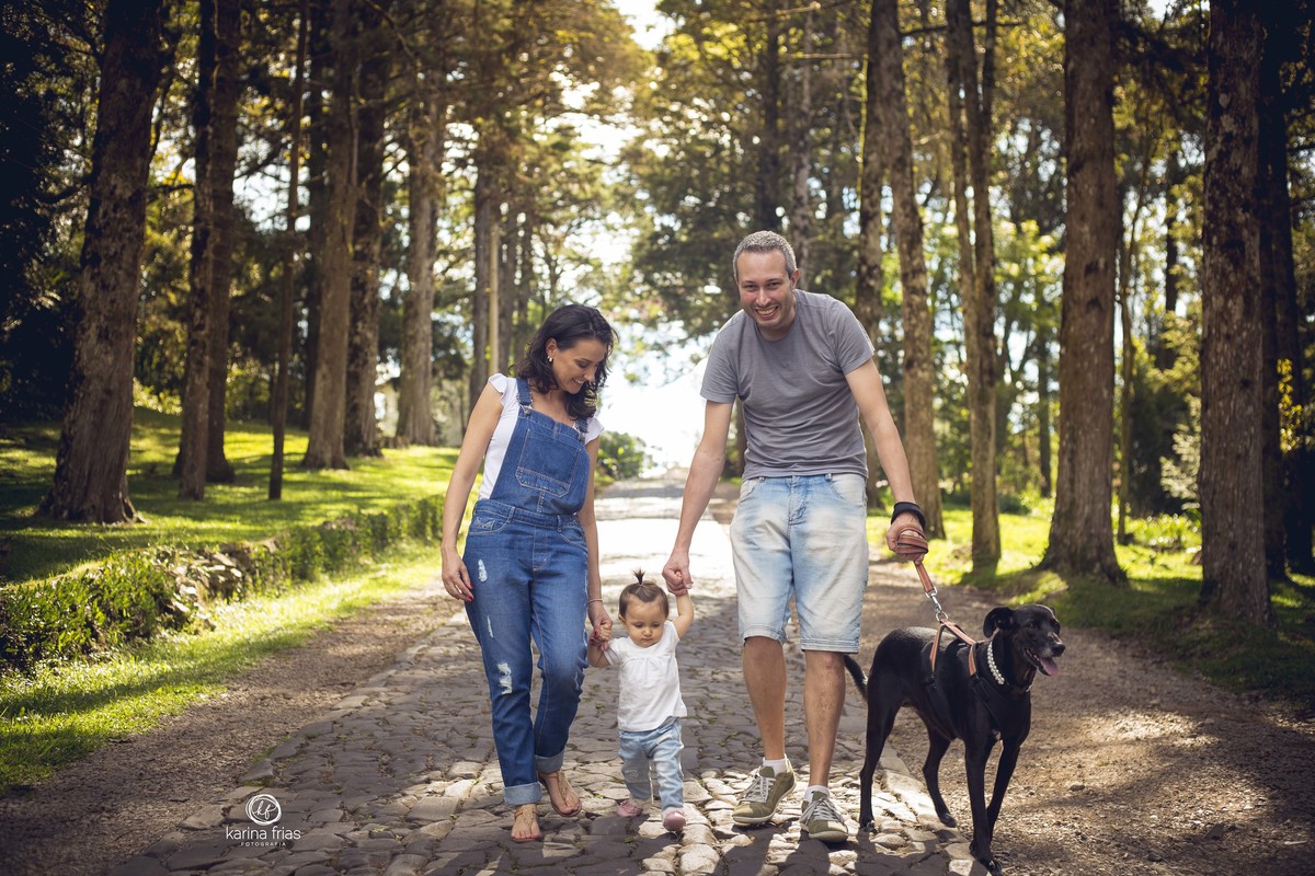 a familia caminha durante a sessão de fotos