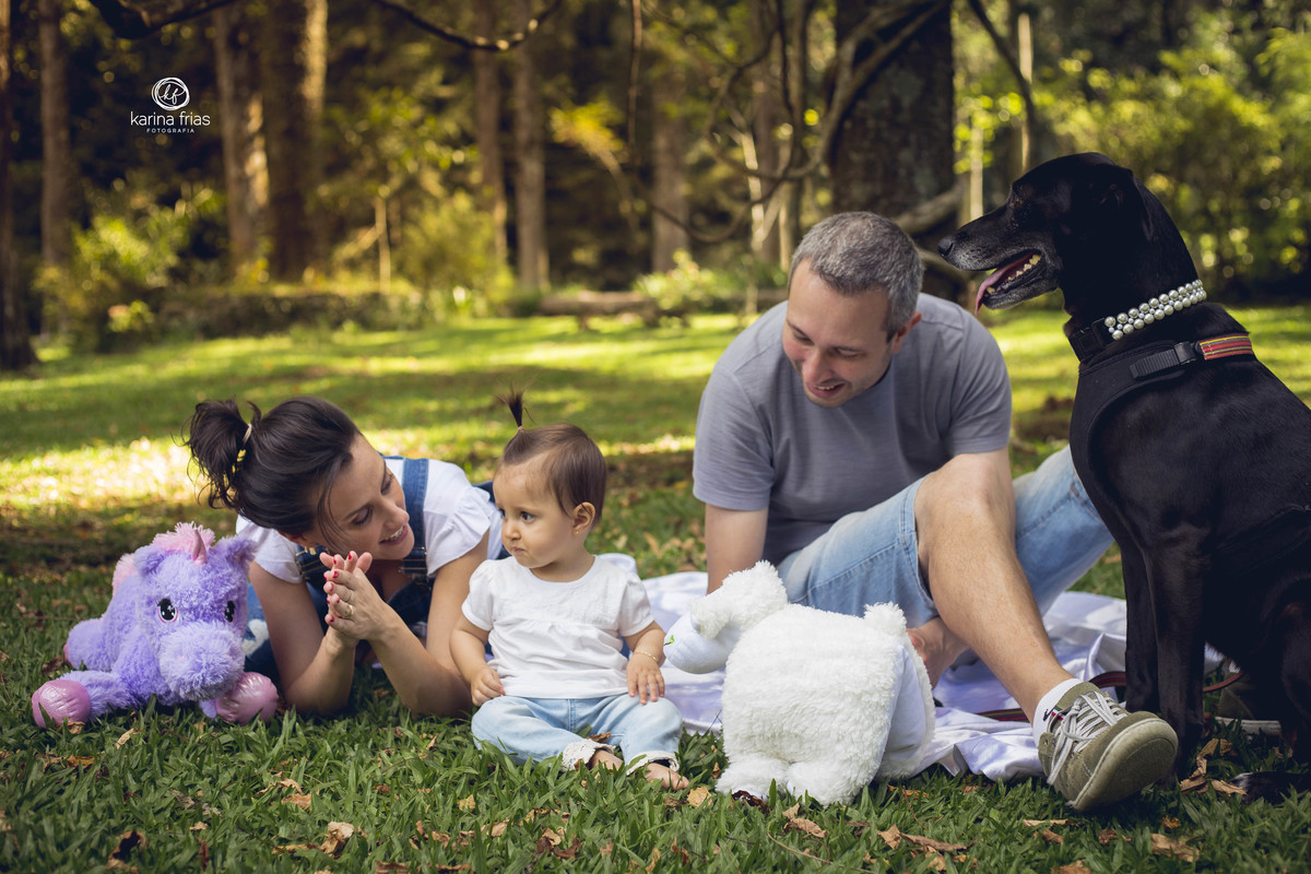 a mãe brinca com a filha durante o ensaio externo de familia