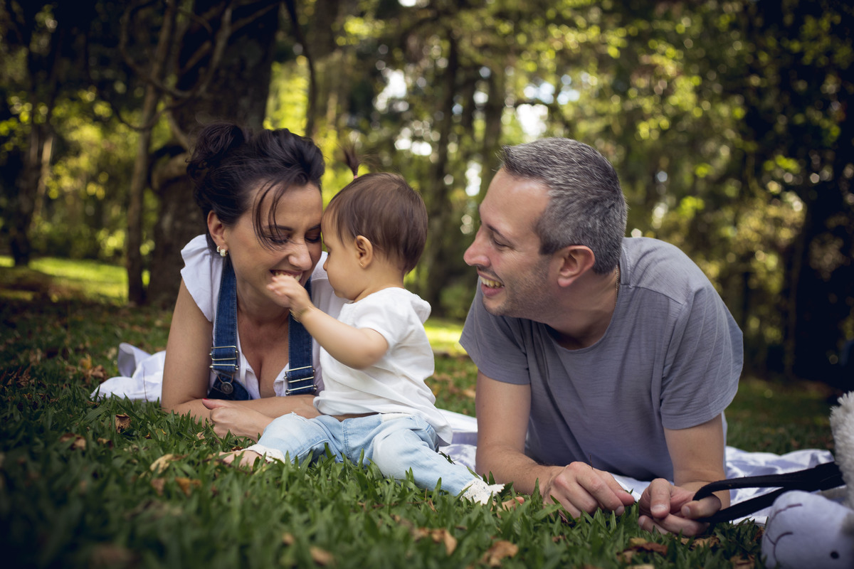 a menina se prepara para abraçar a mãe no ensaio externo de familia