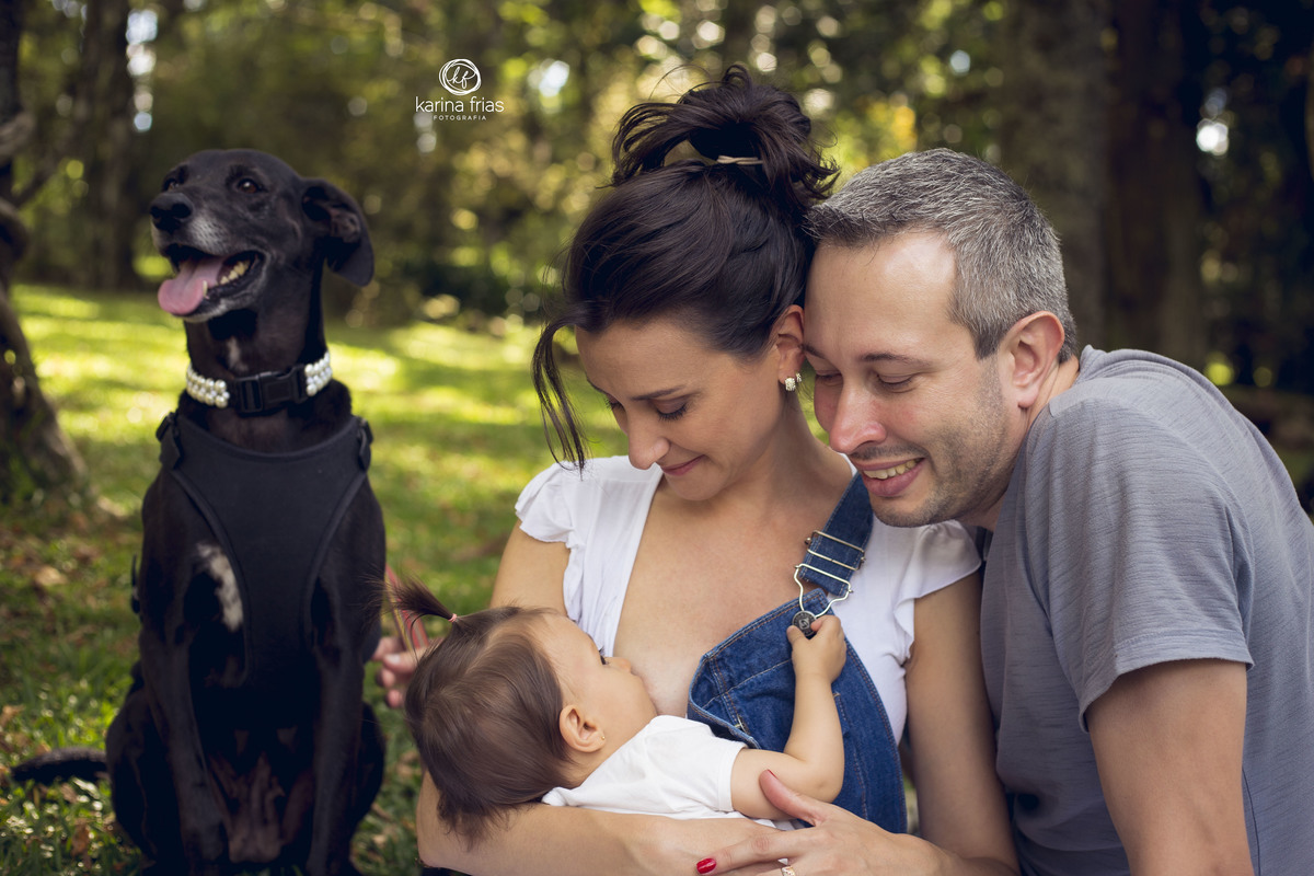 a mae amamenta durante a sessão de fotos de familia em caxias do sul - rs