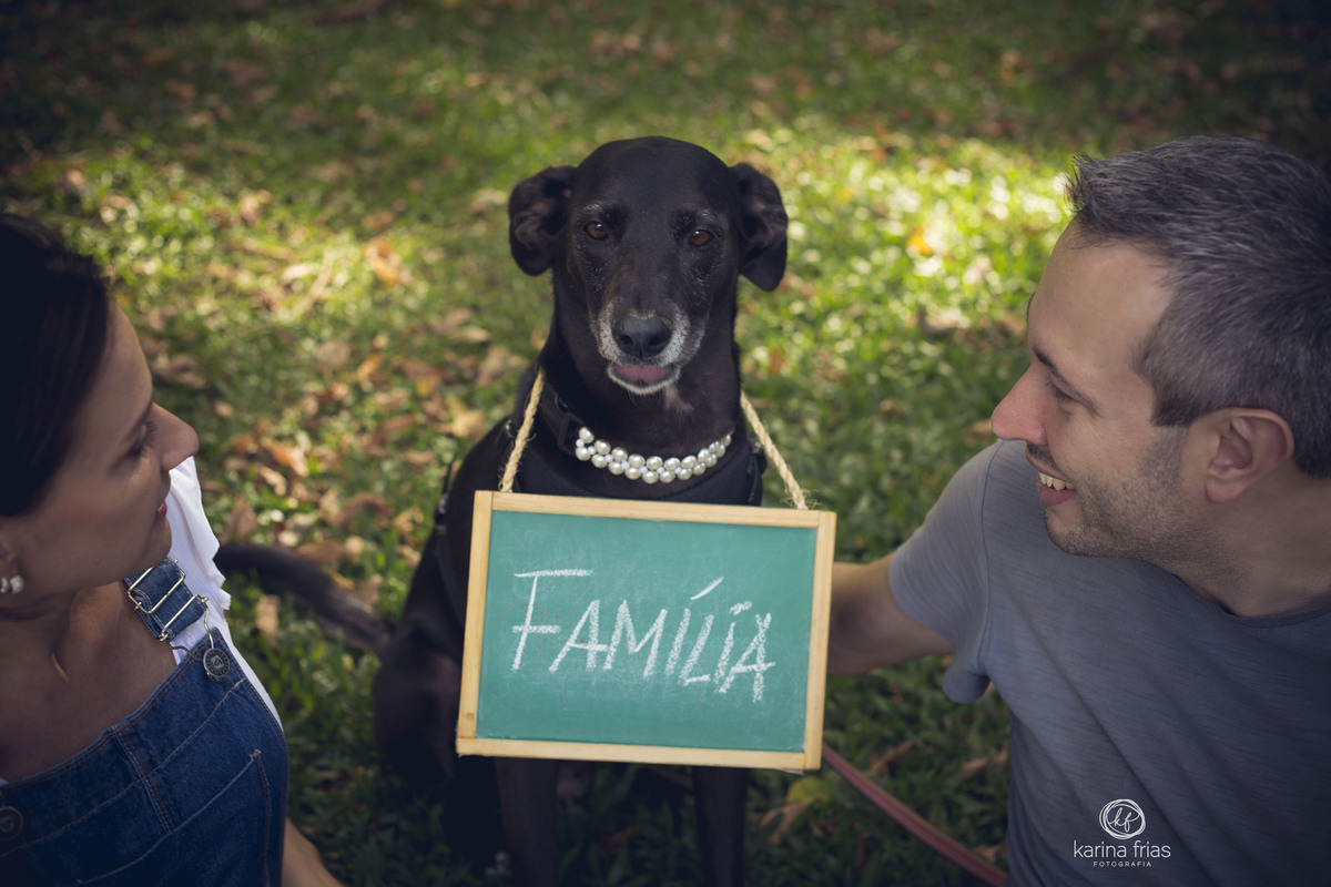 a cachorrinha participou do ensaio de familia e colocamos uma plaquinha no pescoço dela