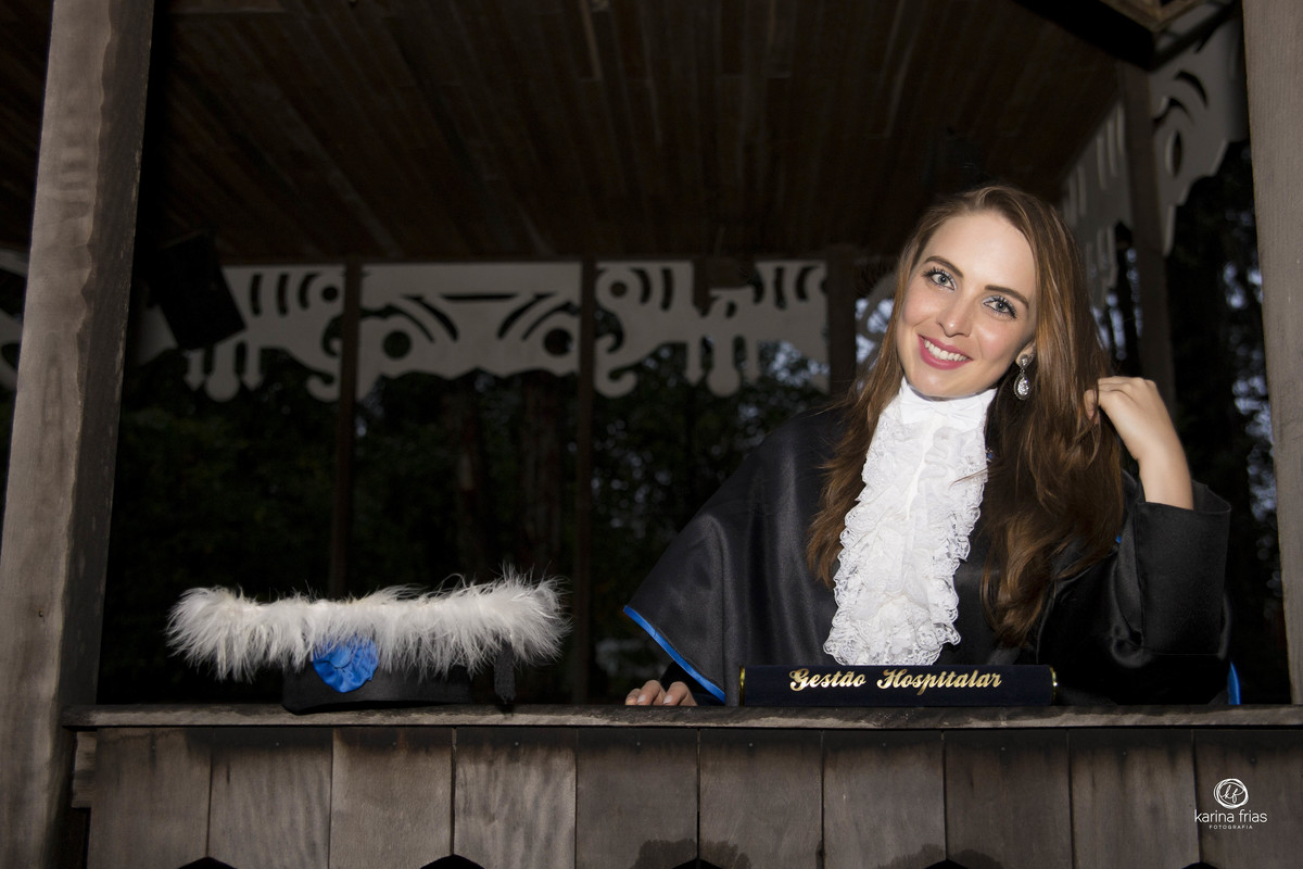 A FORMANDA POSA AO LADO DO CHAPEU E DO CANUDO