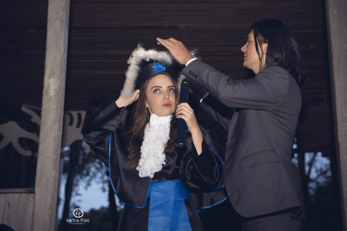 O NAMORADO AJUDA A AJEITAR O CABELO DA FORMANDA