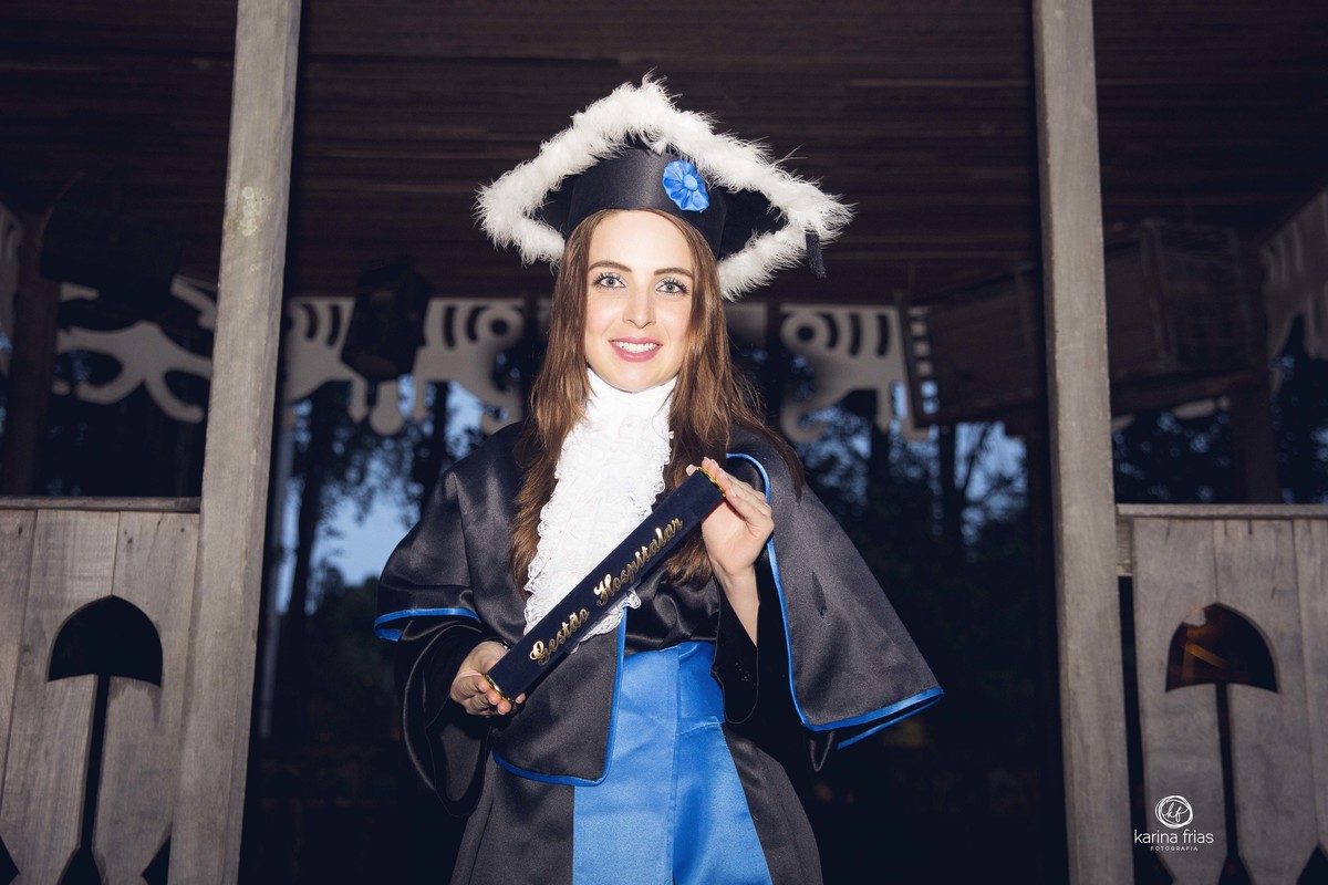 A FORMANDA POSA PARA AS FOTOS DE FORMATURA