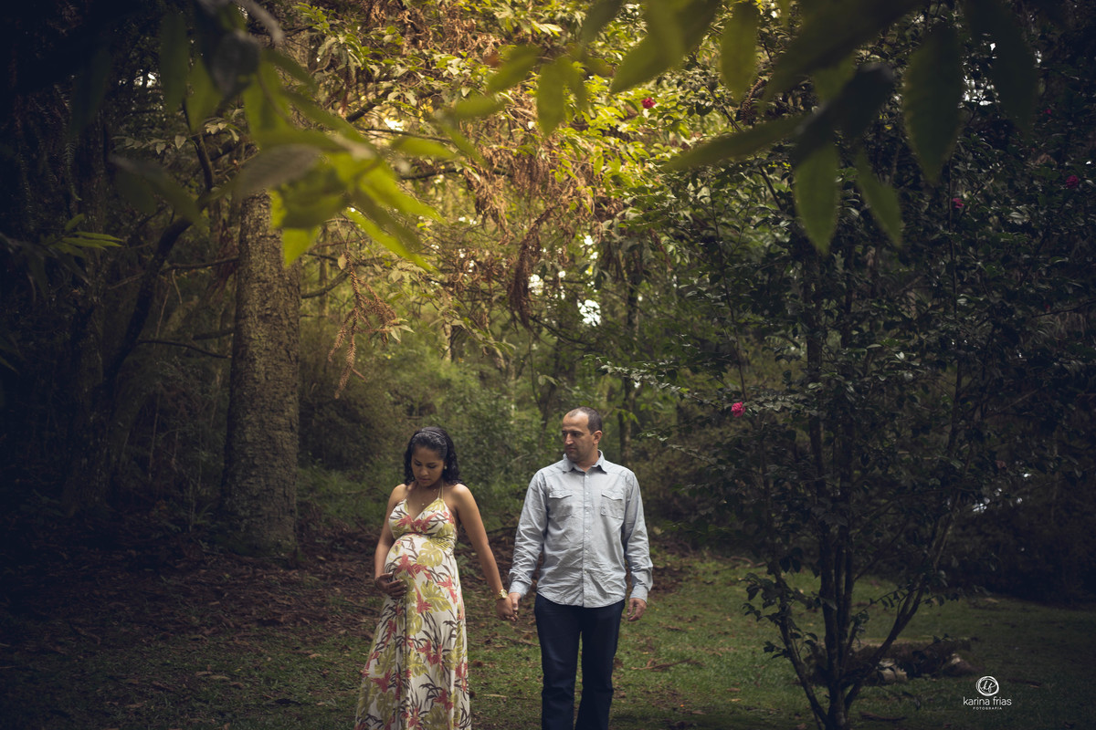 os pais posam para as fotos do book externo de gestante