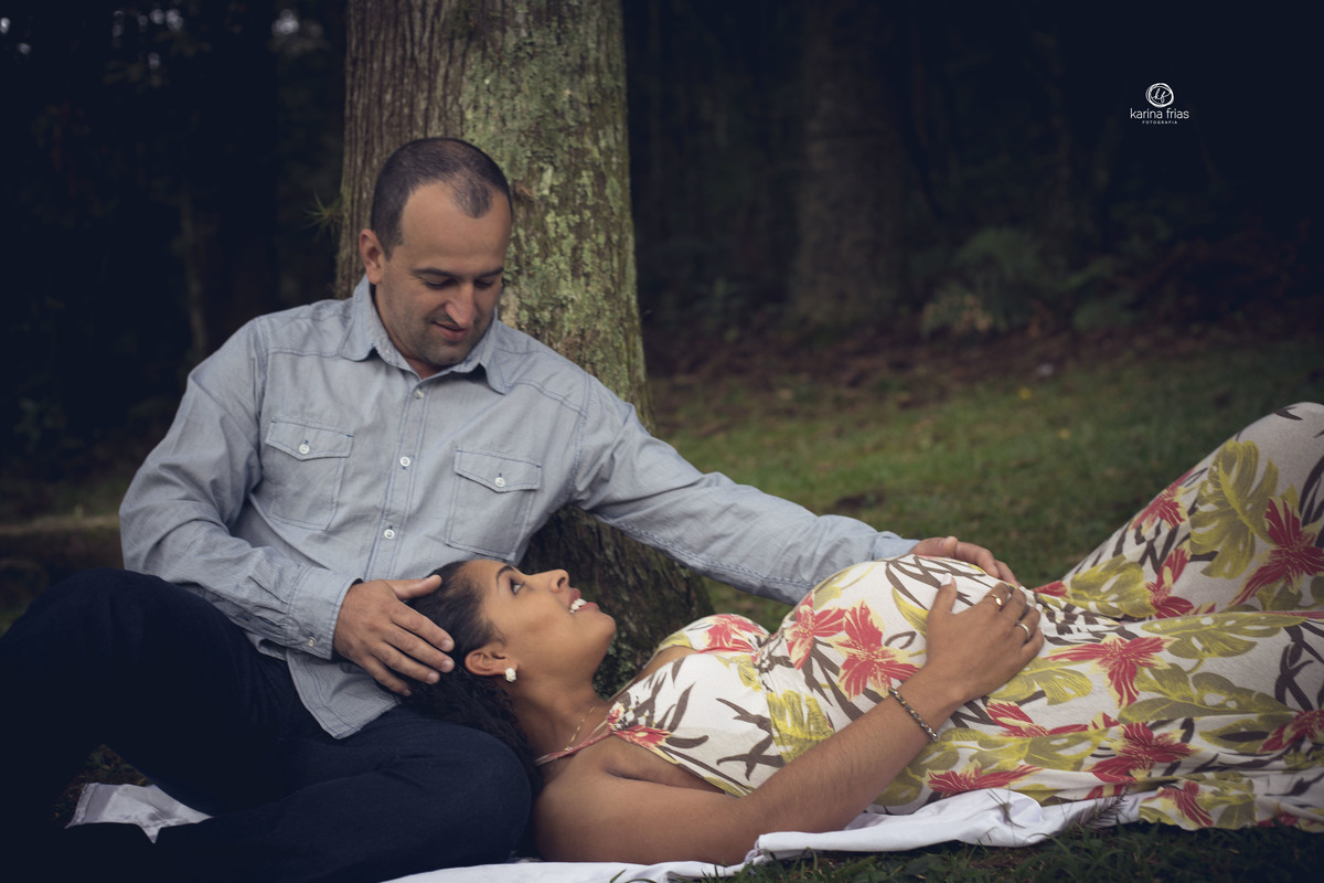 o pai caricia a mãe no ensaio de gestante