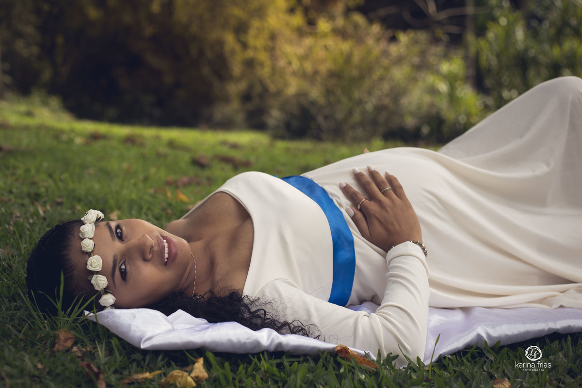 a gestante olha para a fotografa de gestante karina frias de caxias do sul