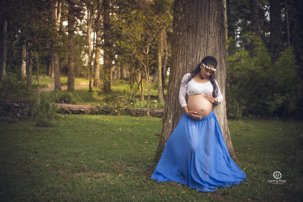 no ensaio externo de gestante a modelo olha a barriga