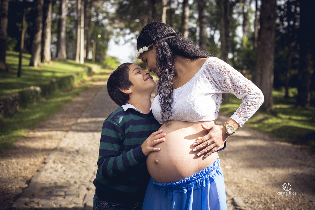 a mae brinca com o filho durante o ensaio de familia