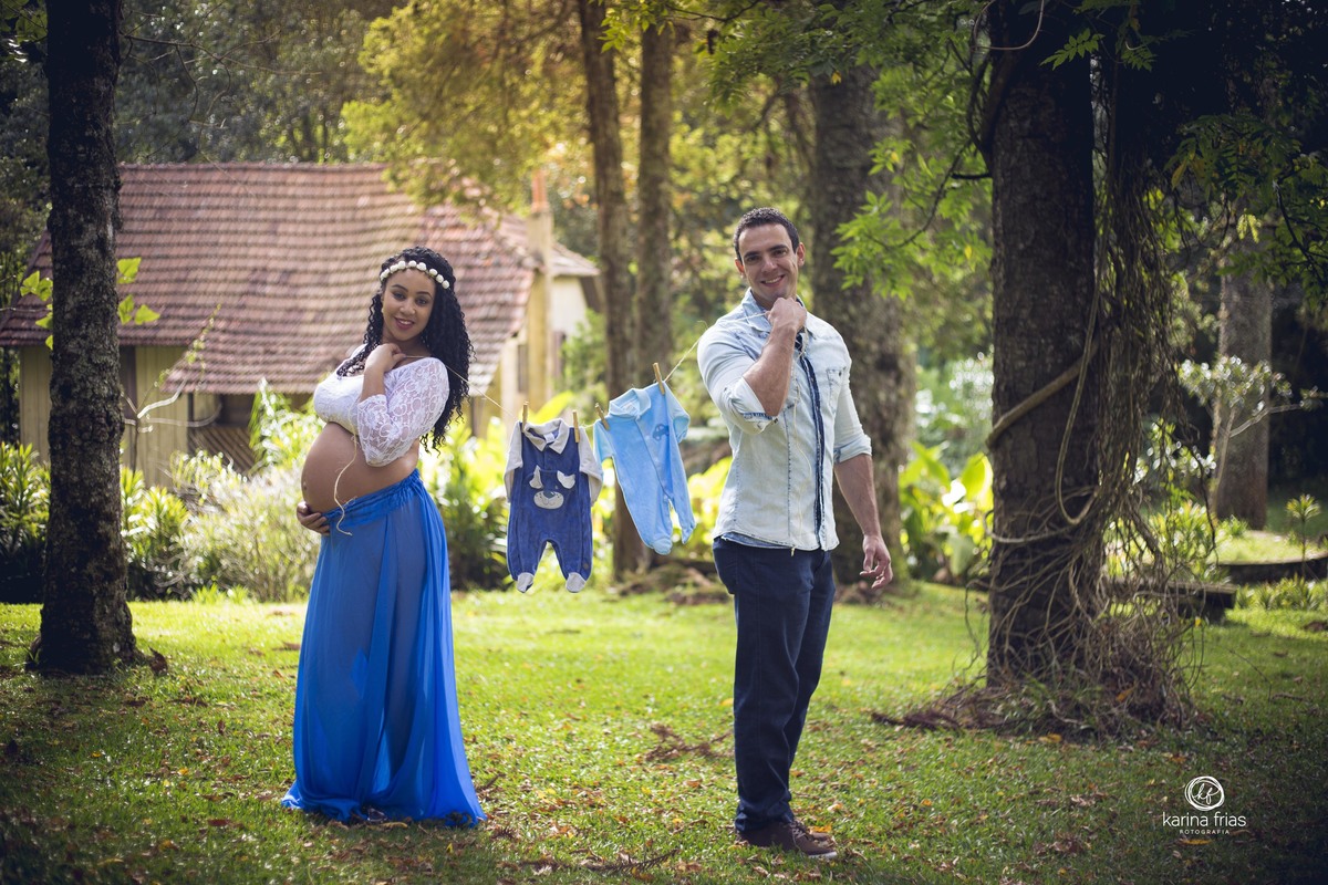 no ensaio externo de gestante utilizamos roupinhas do bebe