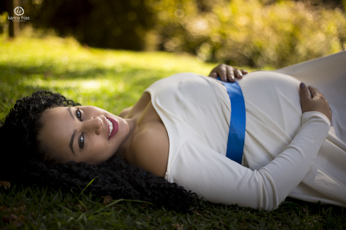 a gestante sorri para a fotografa de familia de caxias do sul, karina frias