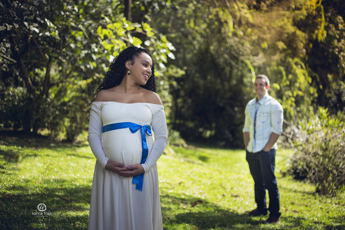 o pai esta ao fundo no book de gestante externo