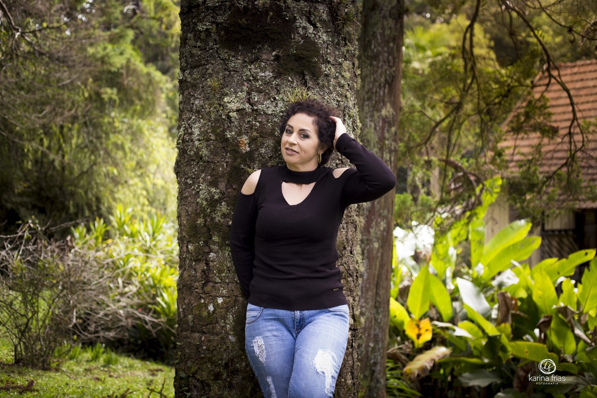A MODELO SEGURA O CABELO PARA SUAS FOTOS PESSOAIS