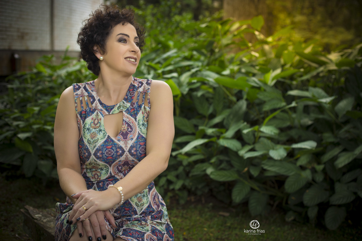 A MODELO ESTA SENTADA CONTEMPLANDO A PAISAGEM NO ENSAIO