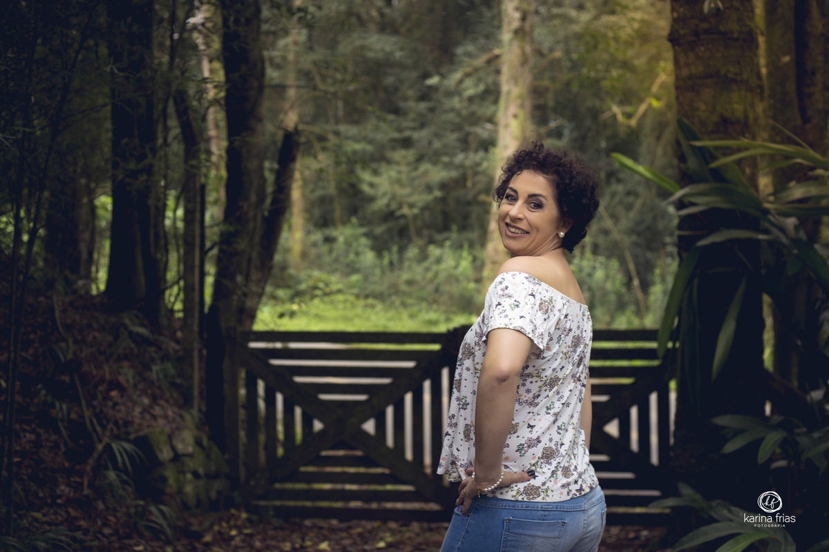 A MODELO ESTA CAMINHANDO PARA AS SUAS FOTOS EXTERNAS