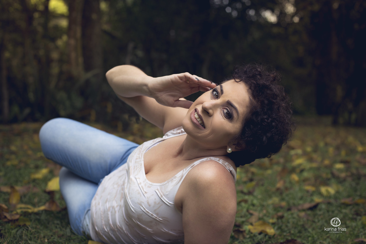 A MODELO MEXE NO CABELO DURANTE ENSAIO EXTERNO