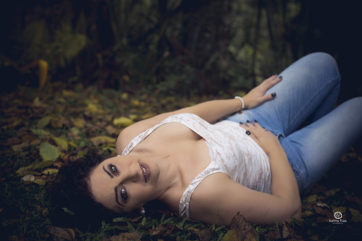 NO ENSAIO EXTERNO PESSOAL A MODELO DEITA NO CHAO