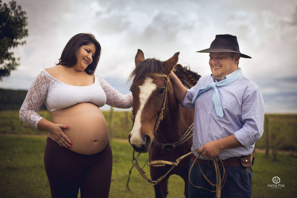 no ensaio externo de gestante os pais sorriem