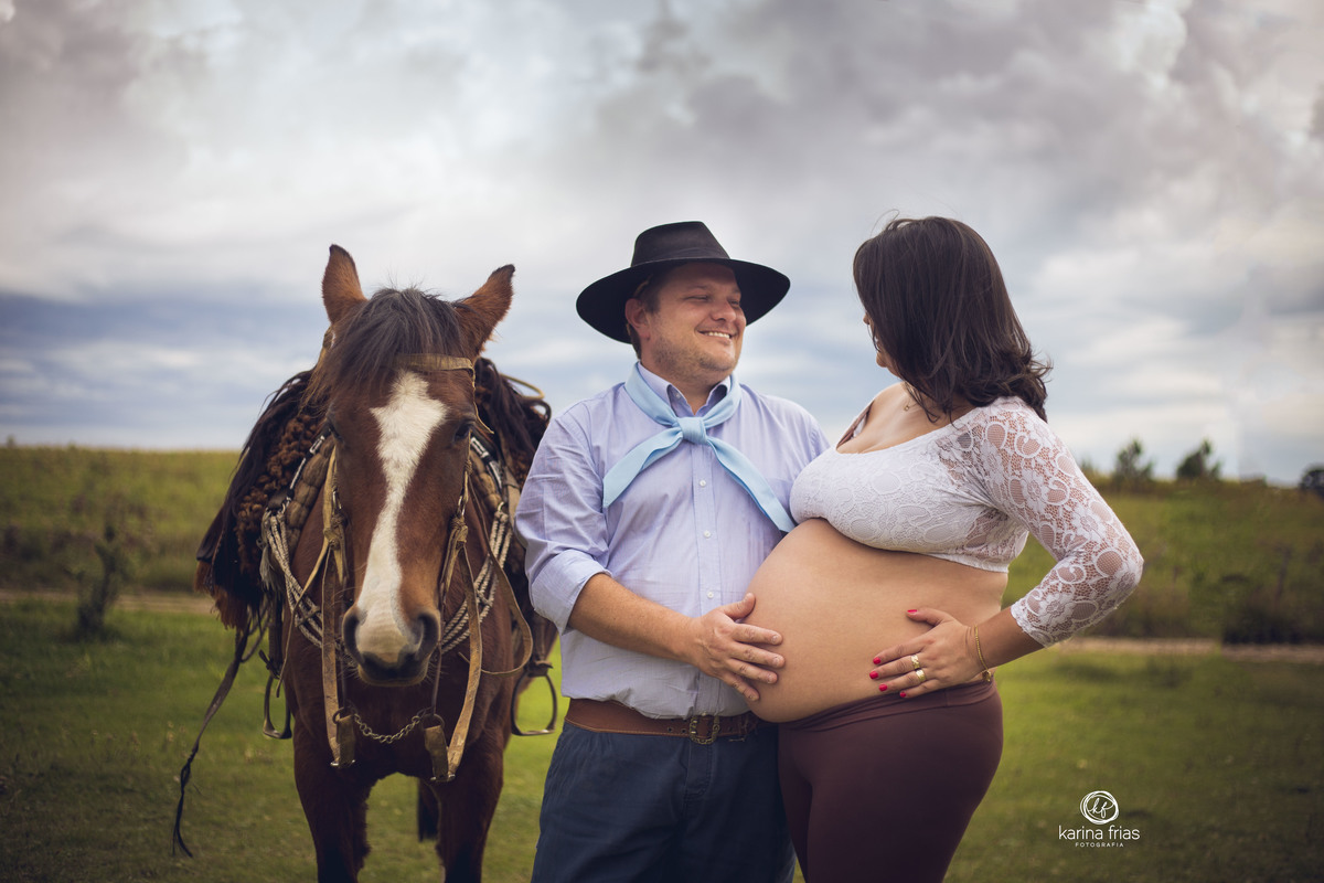 os pais sorriem durante ensaio de gestante externo