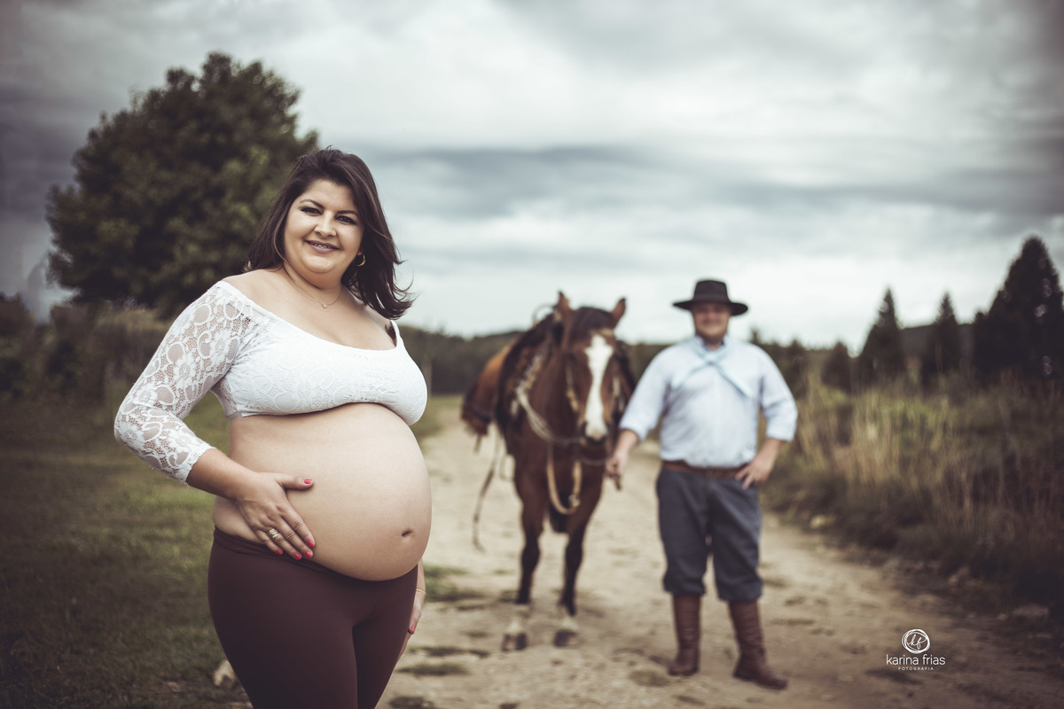 na sessão de fotos de gestante deixamos o pai desfocado na foto ao fundo