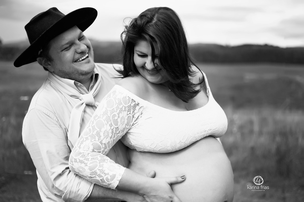 os pais se divertem no ensaio externo de gestante em caxias do sul