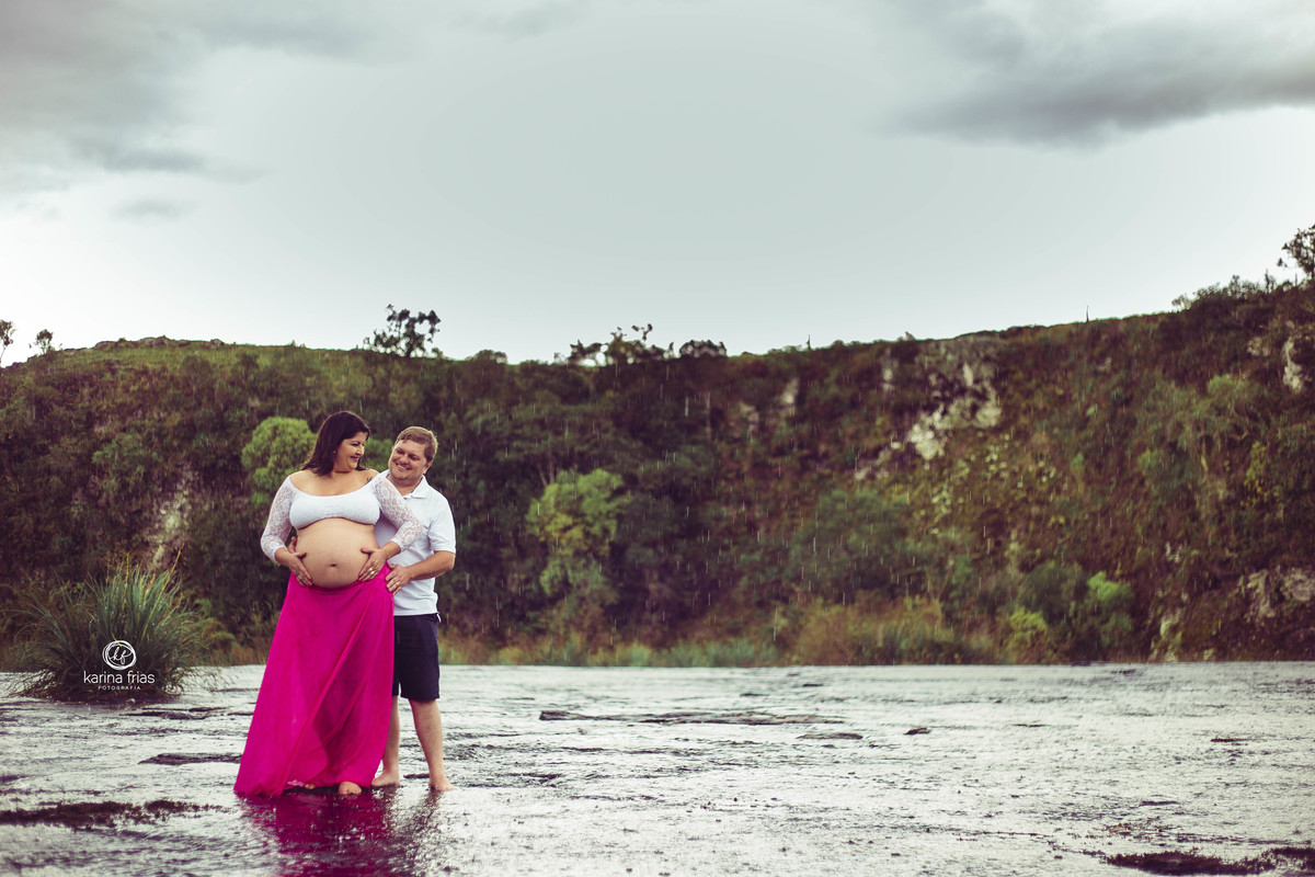 os pais se olham no ensaio externo de gestante
