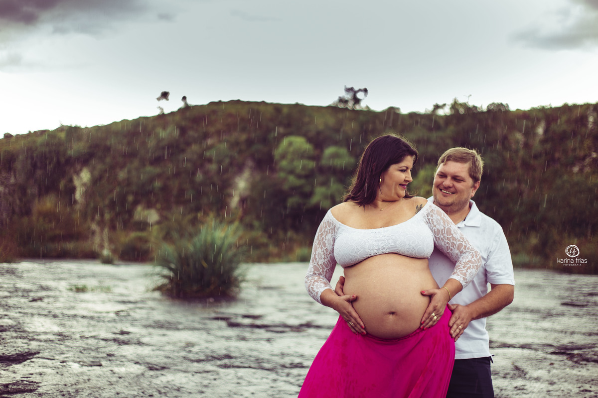 a fotografa de familia de caxias do sul, registra o ensaio externo de gestante na chuva