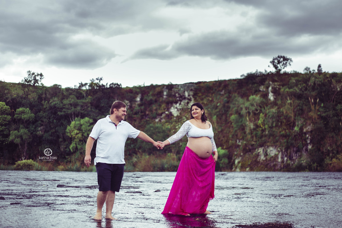 a fotografa de gestante de caxias do sul, registra a gestante puxar o esposo no ensaio de gestante