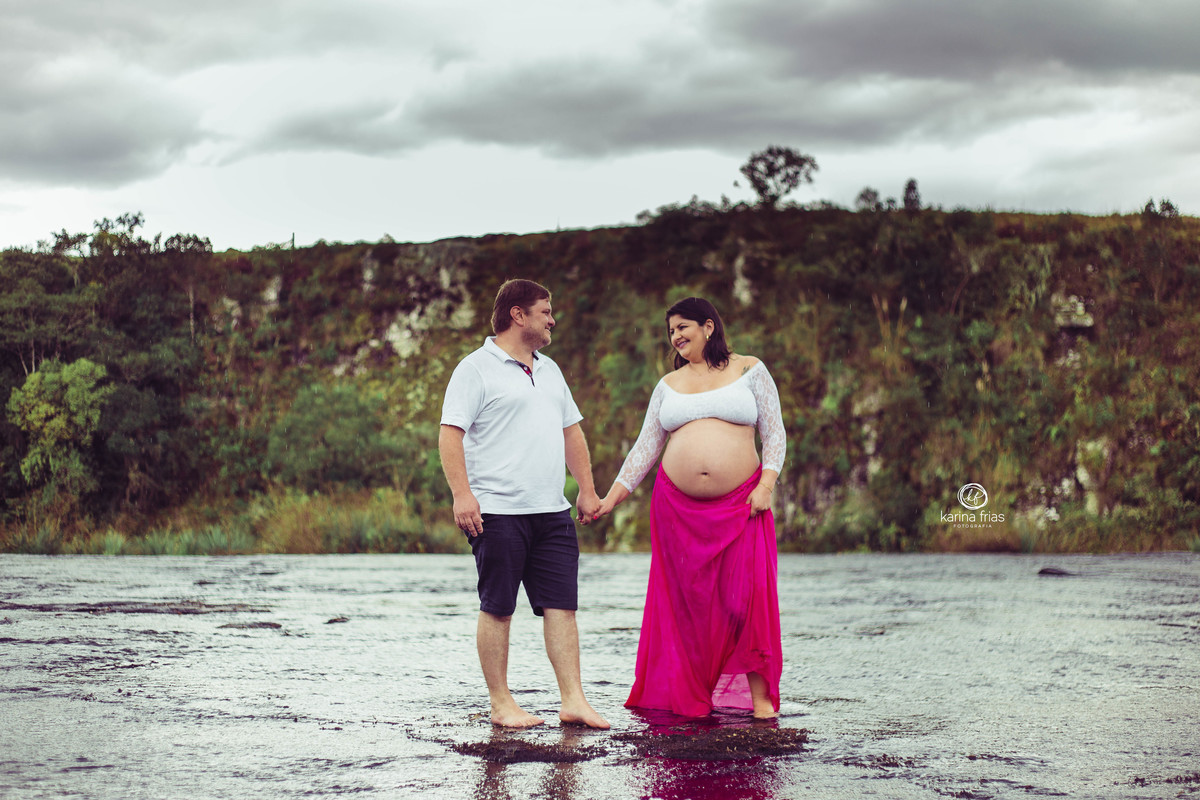 os pais se olham durante a sessão de fotos de gestante