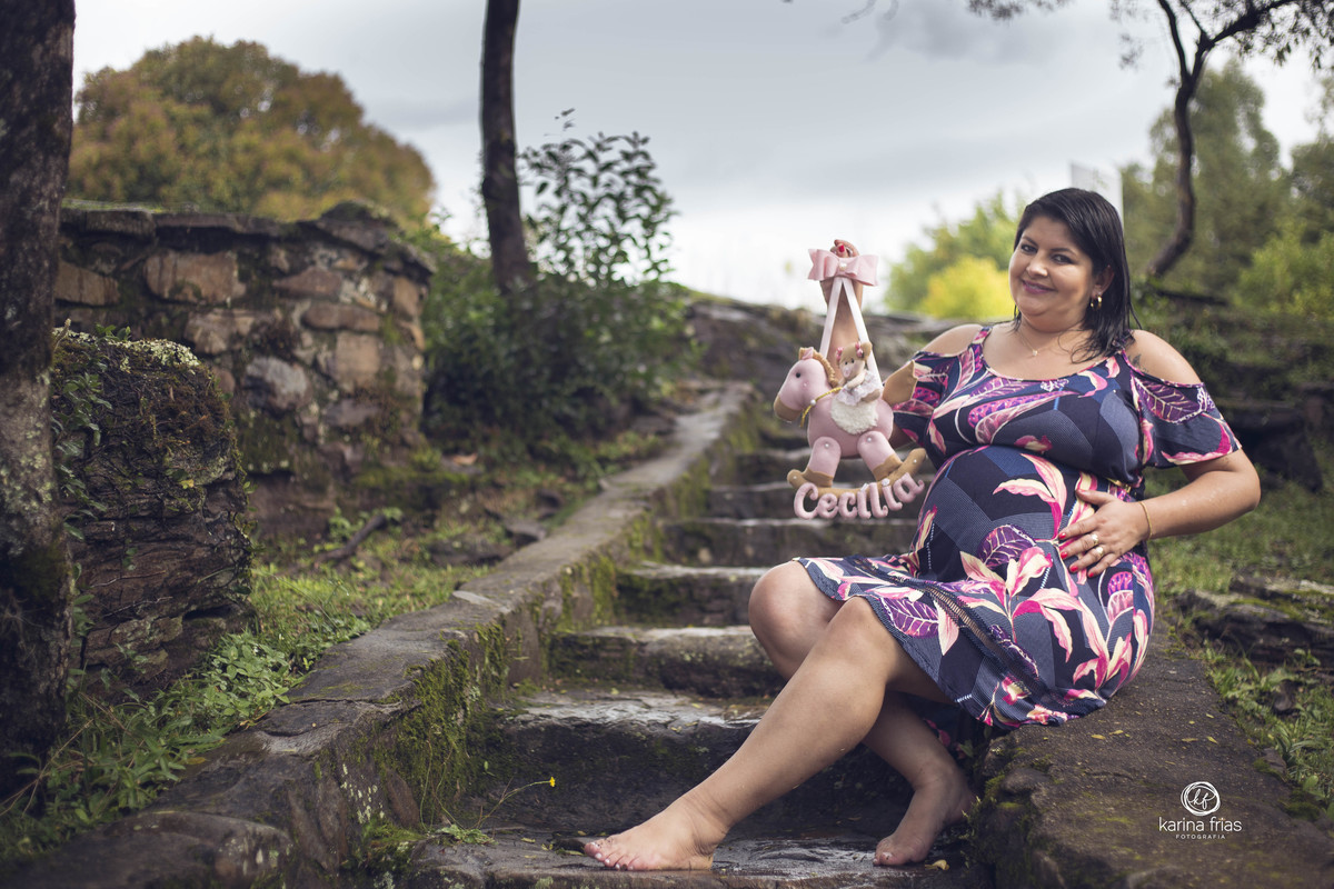 a modelo segura o enfeite de porta do quarto da filha