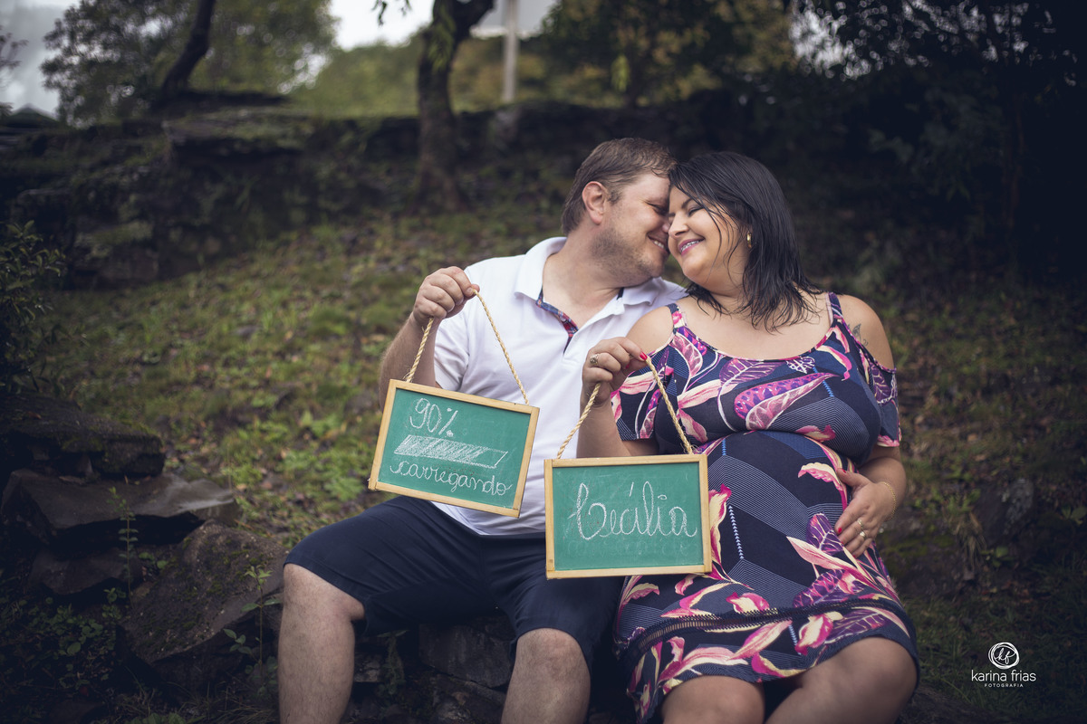 os pais brincam durante ensaio externo de gestante