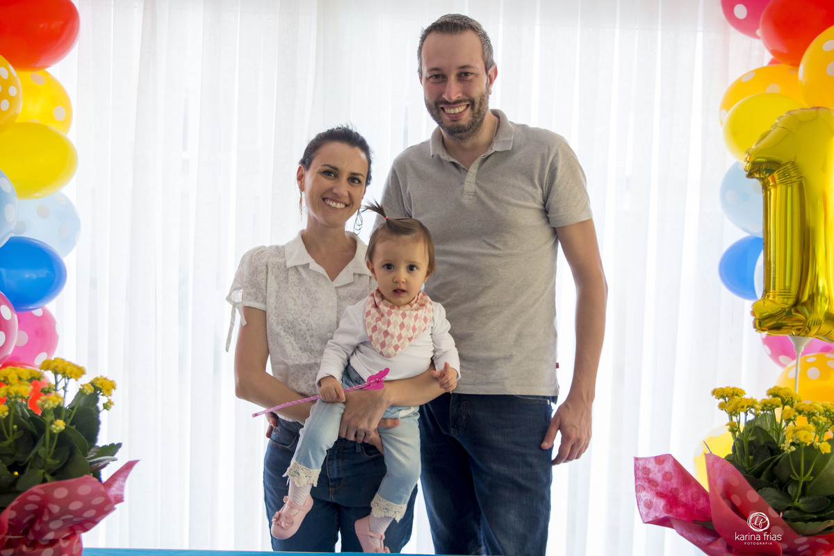 a aniversariante esta no colo dos pais