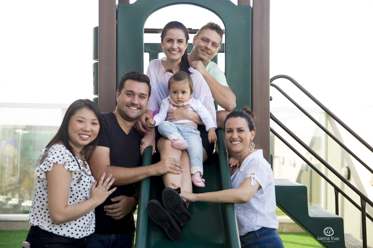 os dindos tiraram fotos no aniversario da menina