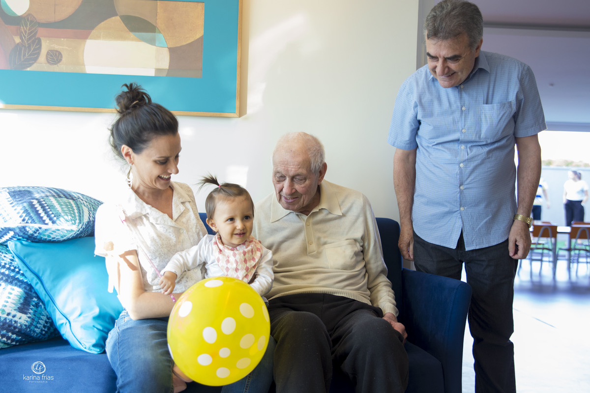 a menina esta junto dos avos