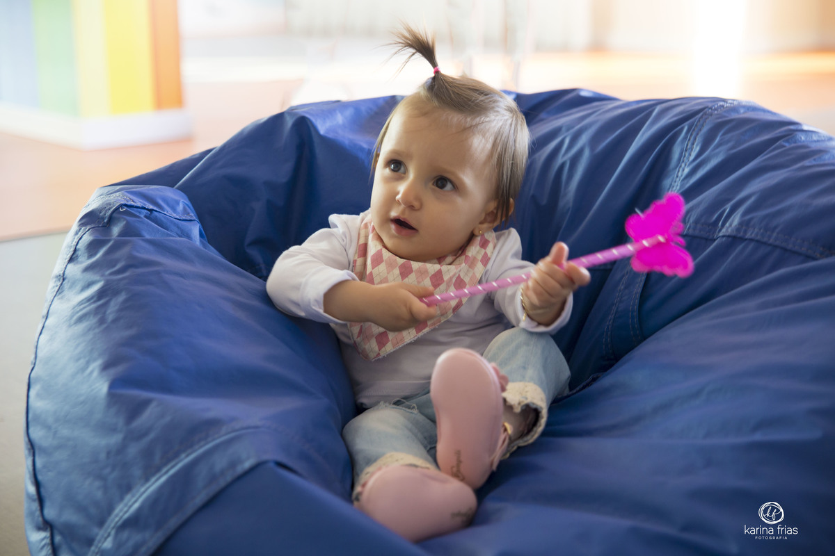 a criança esta sentada na sua festa de aniversario