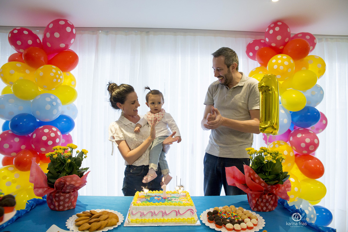 os pais cantam parabens e a fotografa registra o momento