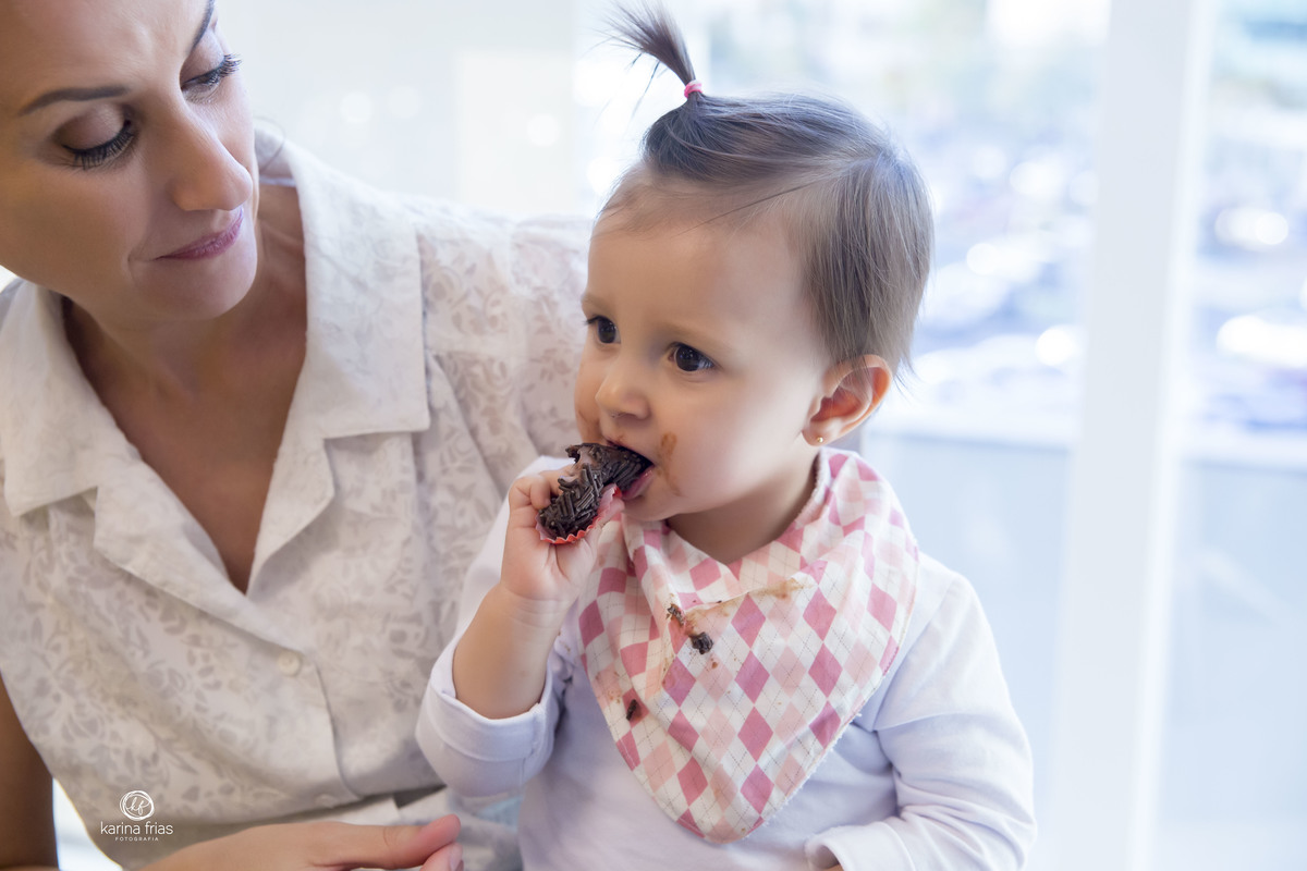 a menina se suja com os doces da festa