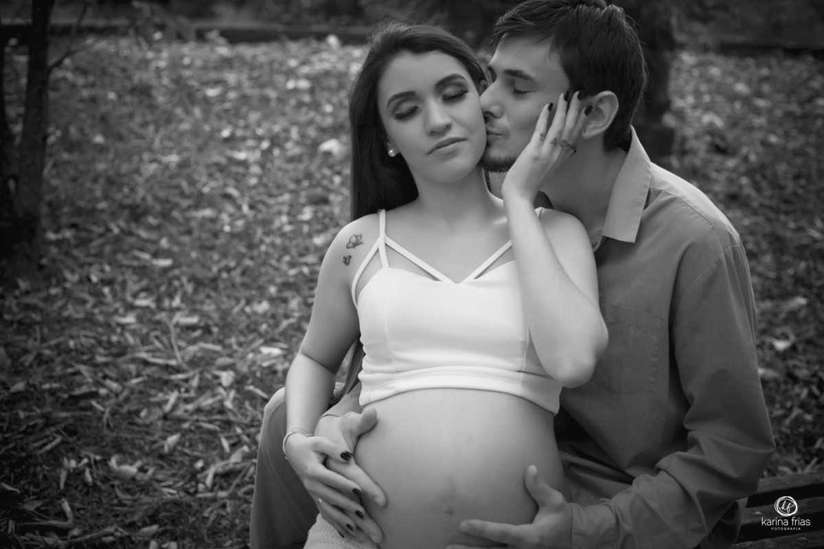 no ensaio de gestante o pai beija a mae