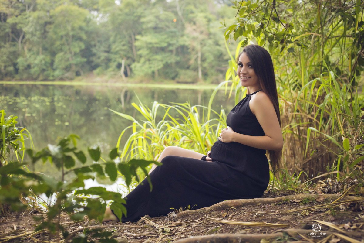 a gestante posa para a fotografa de familia karina frias de caxias do sul-rs