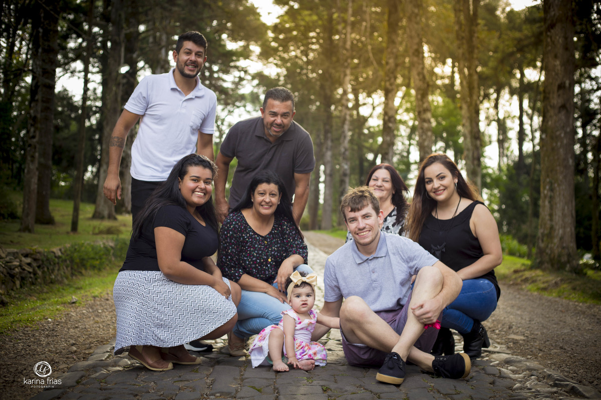 a familia toda posa para a foto no ensaio infantil externo