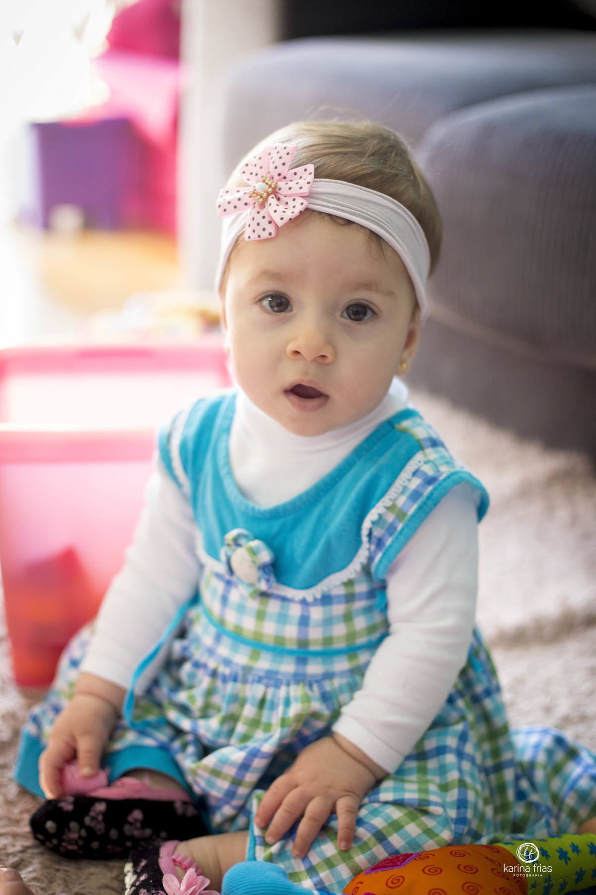 a menina olha para a fotografa de familia de caxias do sul