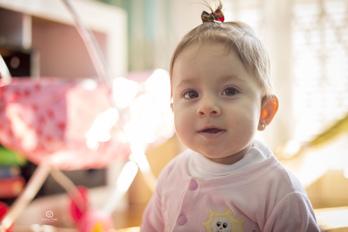 a menina faz pose em ensaio infantil